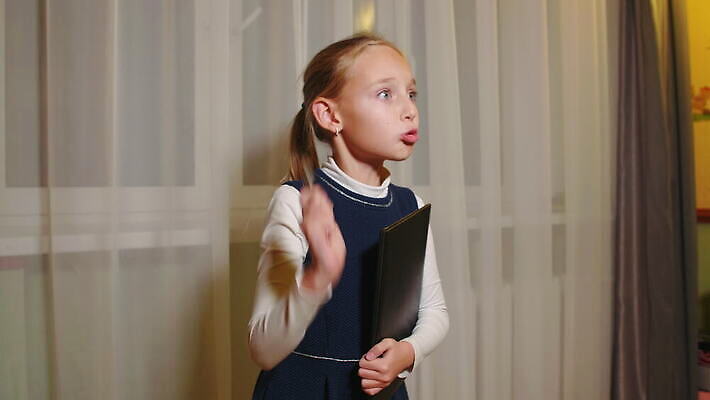 백인 학생 손 여자 교육 감정 백그라운드 장난 비즈니스 사업가 통신 창문 교실 학교 놀이 수업 아이디어 말하기 대화 한명 사람 10대 스터디 교사 외침 유치원 기쁨 분노 표현 가르침 가정부 심각 초보 4K MOV 해외동영상 클립영상 서양인 직업 1 컨셉 모션 청소년 신체부위 학습 소리 동영상 파일형식