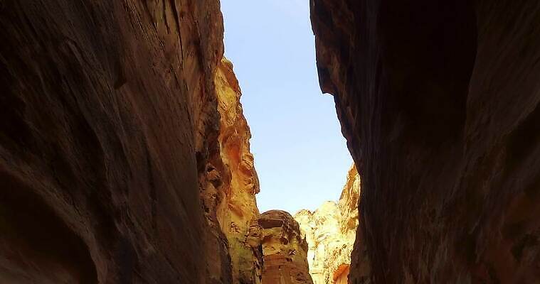 문화 조각 여행 건축양식 자연 하늘 산 사람없음 건물 세계 골짜기 계곡 사막 무덤 도시 사찰 역사 재산 중앙 땅 아라비아 사암 동쪽 랜드마크 옛날 요르단 웅장함 파멸 4K MP4 해외동영상 클립영상 건축물 건축 컨셉 중동 종교건축 금융 돌_바위 방향 생태계 동영상 파일형식 소멸