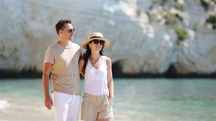 백인 라이프스타일 커플 여자 행복 유럽 모래 바다 컬러 여행 2 가족 포옹 자연 휴가 휴식 함께함 사랑 성인 야외 두명 물 여름 파란색 침묵 낭만 신혼여행 전원 쌍 이국적 카피스페이스 MOV 해외동영상 클립영상 자연요소 서양인 계절 감정 나라 결혼 컨셉 관계 안기 사람 생활 소리 공백 전기에너지 생태계 동영상 파일형식