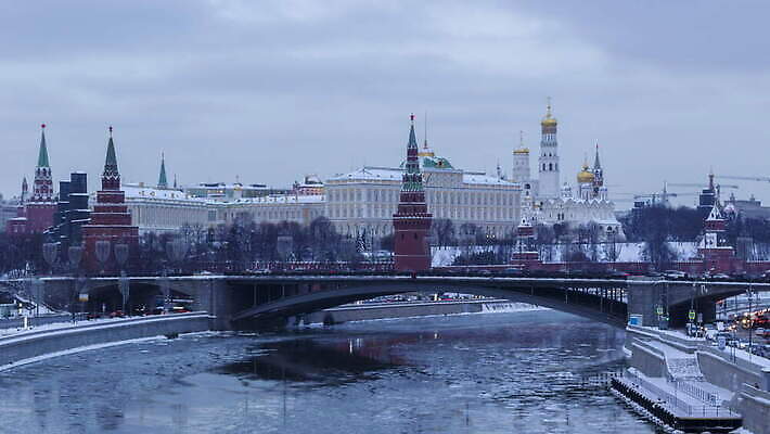 구름 여행 크리스마스 겨울 건축양식 자동차 하늘 휴가 조명 새해 파노라마 사람없음 강 도시풍경 탑 얼음 황혼 일몰 봄 새벽 추위 가을 도시 센터 황금 야간 저녁 서리 러시아 빛망울 랜드마크 모스크바 크렘린궁전 4K 타임랩스 MOV 해외동영상 클립영상 자연요소 건축물 계절 기념일 건축 유럽 육상교통 촬영기법 풍경 빛 노을 궁전 동영상 크렘린 파일형식