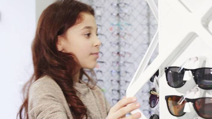 라이프스타일 디자인 안경 어린이 가족 종류 한명 선글라스 유행 판매 세일 상점 화려 선택 보호 구매 가격 쇼핑몰 고객 시력 소매 돌봄 자외선 혼란 스타일 검안사 제의 4K MOV 해외동영상 클립영상 직업 1 잡화 컨셉 관계 모션 사람 생활 쇼핑 동영상 파일형식 안경사