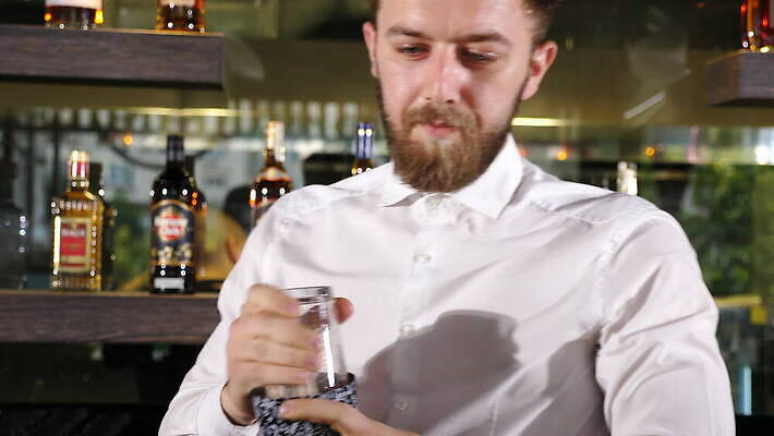 직업 라이프스타일 손 남자 음료 비즈니스 유리 주류 사람 물 파티 식당 얼음 알코올 업무 칵테일 바 붓기 우아함 야간 계산대 클럽 준비 만들기 바텐더 보드카 섞기 토닉 유흥 셰이커 4K MOV 해외동영상 클립영상 자연요소 컨셉 모션 재질 이벤트 생활 신체부위 상점 작업 동영상 파일형식