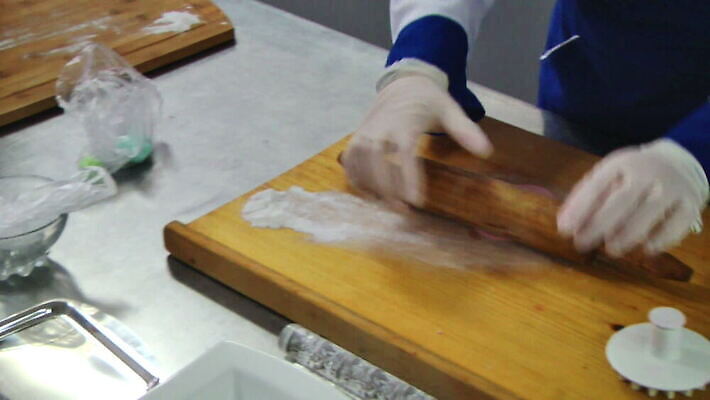 손 음식 포즈 유니폼 다이어트 과일 재료 손가락 디저트 요리 장식 쿠키 케이크 주방 식당 초콜릿 숟가락 요리사 저녁식사 빵집 샐러드 작업 달콤 보호 굽기 만들기 베리 스터핑 음식준비 제빵사 페스츄리 MOV 해외동영상 클립영상 직업 옷 빵 컨셉 모션 수저 건강 신체부위 상점 식사 맛 구이 준비 동영상 파일형식