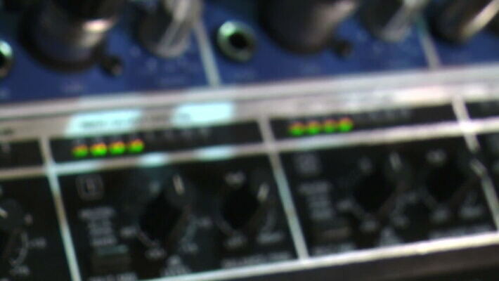 편집 직업 선 음악 음향기기 손가락 버튼 실내 손잡이 사람없음 디지털 소리 음악가 장비 기술자 변화 볼륨 혼합 믹서 DJ 라디오 전자 오디오 방송 아날로그 스테레오 위로 섞기 입력 제어 채널 키패드 프로듀서 MOV 해외동영상 클립영상 손 컨셉 문화예술 내부 전자제품 동영상 파일형식