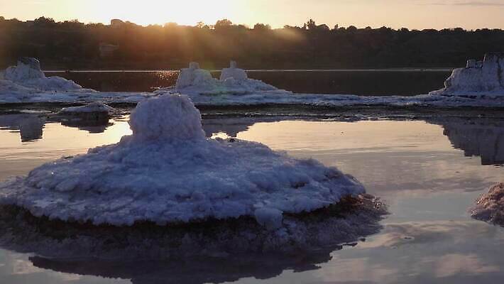 호수 바다 백그라운드 자연 풍경 사람없음 야외 물 바위 흰색 약초 크리스탈 휴양지 진흙 결정체 지구온난화 내추럴 우크라이나 짠맛 오데사 4K MP4 해외동영상 클립영상 자연요소 유럽 컬러 장소 돌_바위 풀_식물 맛 광석 생태계 동영상 기후변화 파일형식