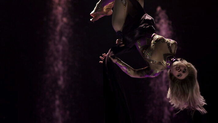 여자 리본 안테나 매달리기 사람없음 공연 연주자 조직 위험 서커스 실크 유연 천 흥분 회전 체조선수 쇼 체조 곡예사 MOV 해외동영상 클립영상 직업 감정 컨셉 통신 모션 운동선수 사람 이벤트 운동 음악가 직물 동영상 파일형식