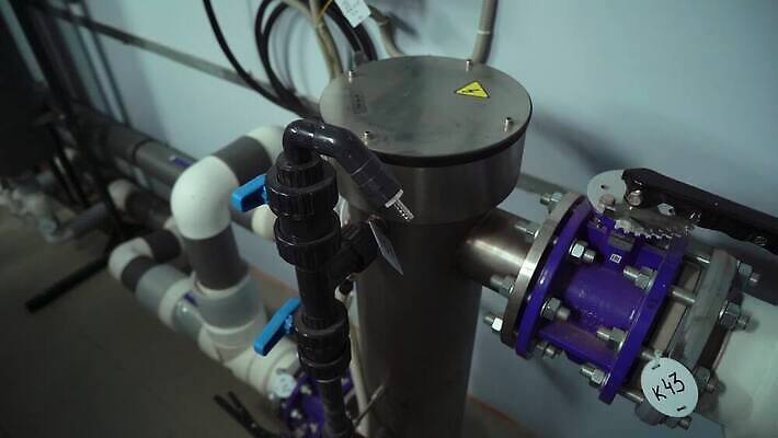 식물 산업 주택 실내 사람없음 내부 물 금속 힘 기계 방 장비 에너지 뜨거움 제조 수증기 지시 난방기 통제 측정 순환 대문 파이프 탱크 가스 시스템 난방 튜브 공학 펌프 독립 보일러 압력 엘리먼트 제어 철강 파이프라인 4K MOV 해외동영상 클립영상 자연요소 교육 모션 재질 건물 문 파이프_관 동영상 난방용품 파일형식