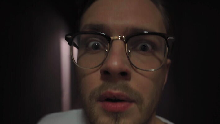 백인 모델 직업 라이프스타일 응시 남자 감정 얼굴 음악 스포츠 포즈 백그라운드 이동 모션 수염 스트레스 기술 실내 건강 힙합 미술 한명 사람 성인 취미 놀람 공연 기쁨 댄서 에너지 흰색 표현 춤 최고 자신감 입 시원함 무서움 불안 고민 비보이 공포 충격 느림 프리스타일 호러 스타일 힙스터 4K MOV 해외동영상 클립영상 서양인 1 시선 패션 컬러 컨셉 문화예술 표정 이벤트 내부 생활 신체부위 동영상 파일형식