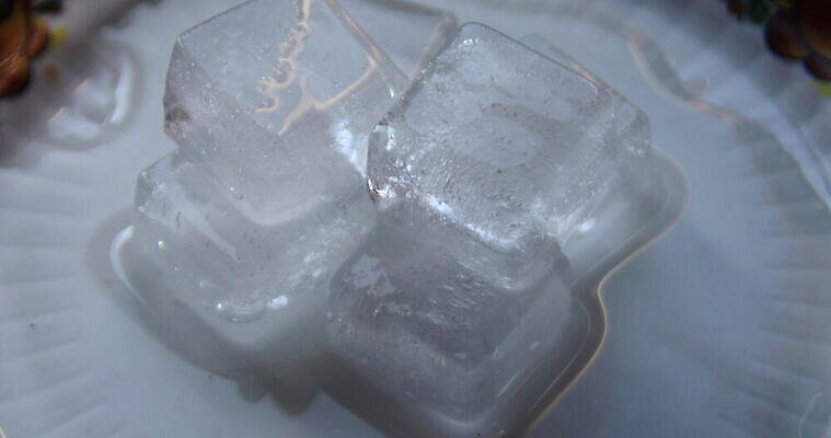 겨울 자연 유리 표면 벽돌 사람없음 물 반사 냉동 얼음 블록 거품 젖음 추위 신선 투명 액체 떨어짐 시원함 순수 큐브 오브젝트 상쾌 서리 정사각형 고립 고체 냉각기 4K MOV 해외동영상 클립영상 자연요소 도형 계절 감정 컨셉 재질 생태계 동영상 파일형식