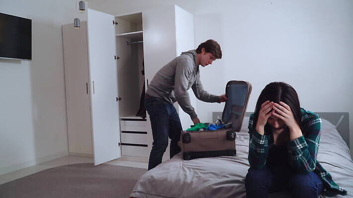 백인 라이프스타일 커플 옷 결혼 통신 가족 관계 모션 결혼식 남편 아파트 주택 기념 미소 성인 두명 30대 분노 축하 아내 플랫 좌절 충돌 고장 문제 짐싸기 격파 떠남 이혼 4K MOV 해외동영상 클립영상 서양인 감정 컨셉 표정 사람 이벤트 건물 생활 장년 동영상 파일형식