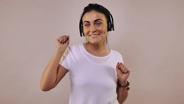 라이프스타일 여자 행복 음악 이어폰 백그라운드 이동 모션 실내 한명 사람 성인 헤드폰 댄서 자유 표현 춤 즐거움 긍정 펑키 프리스타일 4K MOV 해외동영상 클립영상 직업 1 감정 음향기기 컨셉 문화예술 내부 생활 동영상 파일형식