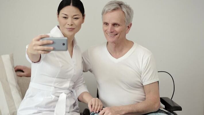 가사 주택 두명 식사 앞치마 간호사 도움 질병 셀프카메라 장애인 간호 휠체어 청소부 간병인 도우미 돌봄 지원 동정 MP4 해외동영상 클립영상 직업 컨셉 의학 모션 사람 건물 사진촬영 의료진 동영상 장애 파일형식