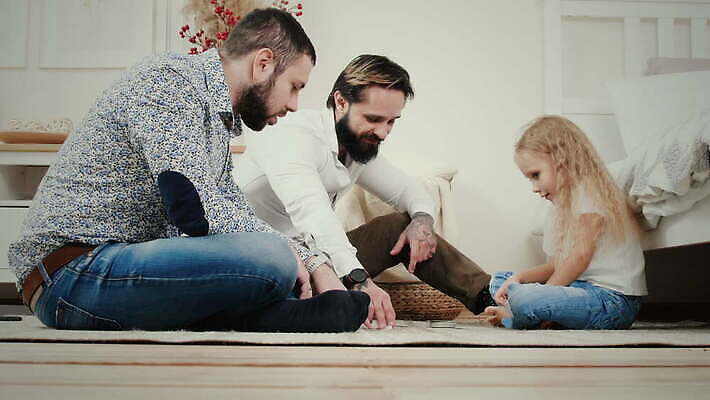 커플 남자 딸 행복 어린이 2 가족 관계 놀이 결혼식 남편 아파트 주택 함께함 사랑 미소 웃음 사람 세명 게임 신용카드 아빠 성별 동성애자 똑같은 평등 밀레니얼 4K MOV 해외동영상 클립영상 감정 결혼 컨셉 표정 건물 금융 경제 동영상 파일형식 성소수자