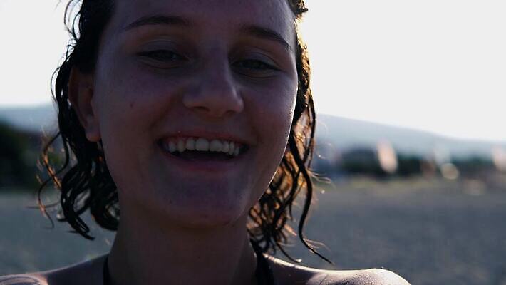 라이프스타일 여자 남자 행복 얼굴 모바일 휴가 함께함 미소 웃음 야외 여름 스마트폰 파티 사진촬영 우정 그룹 셀프카메라 그림 만들기 바보 4K MP4 해외동영상 클립영상 계절 감정 컨셉 모션 표정 사람 이벤트 생활 신체부위 친구 핸드폰 스마트기기 촬영 동영상 파일형식