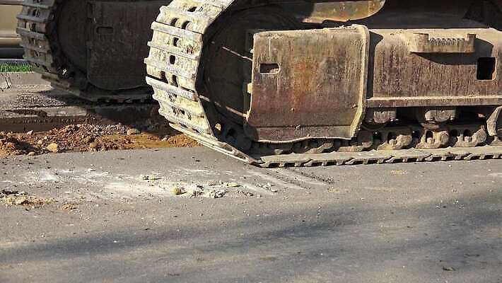 직업 산업 도로 지구 모래 포즈 건축양식 노동자 사람없음 건물 파란색 노란색 힘 기계 흙 장비 건설현장 업무 바퀴 땅 불도저 굴착기 삽 발굴 국자 애벌레 트랙터 짐차 지하 무거움 땅파기 선로 의무 채석 1인칭시점 반복 4K HD MP4 해외동영상 클립영상 건축물 시선 건축 길 컬러 교통시설 자동차 주방용품 건설업 작업 중장비 무게 벌레 농기계 특수차량 동영상 파일형식