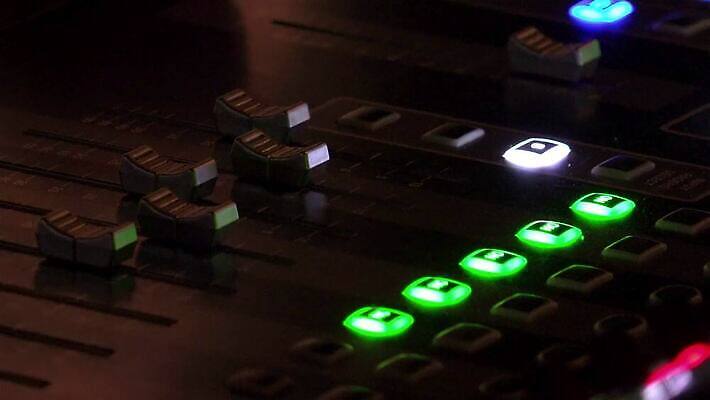 스튜디오촬영 산업 악기 음악 음향기기 실내 손잡이 사람없음 전자제품 소리 장비 엔지니어 전문직 밀기 볼륨 미끄러짐 책상 클럽 라디오 방송 스위치 스테레오 조절 섞기 제어 프로듀서 유흥 4K MP4 해외동영상 클립영상 직업 가구 모션 문화예술 내부 기술자 동영상 파일형식