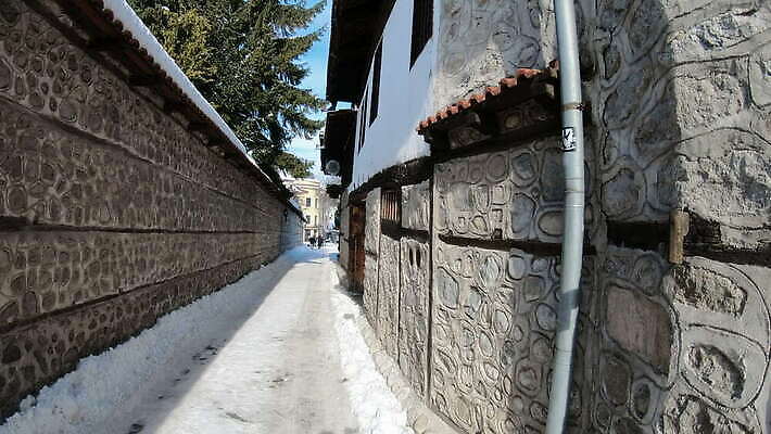 전통 유럽 여행 건축양식 하늘 지붕 날씨 휴가 산 거리 주택 사람 풍경 사람없음 건물 파란색 걷기 맑음 카페 바위 시골 신선 도시 역사 보행로 타일 휴양지 타운 랜드마크 불가리아 옛날 4K 반스코 MOV 해외동영상 클립영상 건축물 건축 나라 길 컬러 모션 상점 장소 돌_바위 동영상 파일형식 남유럽