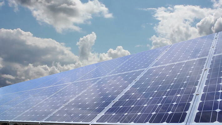 산업 조명 세포 사람없음 파란색 햇빛 태양 환경 힘 재활용 장비 발전기 에너지 판넬 뜨거움 변화 역 망토 하이테크 연료 공학 세대 베터리 전환 공급 MOV 해외동영상 클립영상 자연요소 교육 컬러 컨셉 교통시설 기술 발전소 친환경 동영상 파일형식