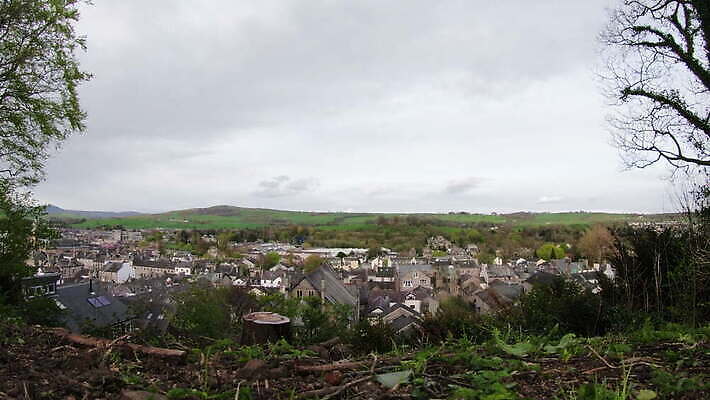 주간 구름 영어 유럽 컬러 하늘 지붕 영국 잉글랜드 주택 파노라마 풍경 사람없음 야외 건물 도시풍경 센터 그림 타운 스카이라인 랜드마크 4K 타임랩스 MOV 해외동영상 클립영상 자연요소 문자 건축물 나라 촬영기법 도시 동영상 파일형식