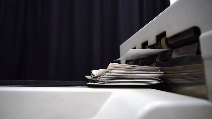 직업 응시 종이 생각 비즈니스 프레임 실내 매달리기 실험 창조 미술 사람 성인 취미 사람없음 쌓기 카메라 사진촬영 공백 장비 성장 업무 네트워크 주식 인쇄 디자이너 앨범 사진사 고민 그림 나눔 포트폴리오 국경 4K MOV 해외동영상 클립영상 시선 감정 모션 문화예술 내부 금융 전자제품 촬영 작업 작가 동영상 파일형식