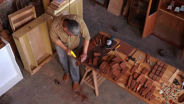 백인 직업 손 남자 산업 노동자 손잡이 한명 사람 목재 장비 기구 공구 업무 작업 작업실 널 자르기 목수 날카로움 목공예 공예가 수목 업그레이드 재주꾼 조작 톱질 4K MP4 해외동영상 클립영상 서양인 나무 1 재료 모션 신체부위 도구 공예 동영상 파일형식