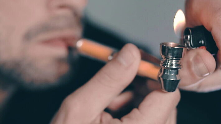 식물 남자 행복 문화 셔츠 잎 자연 휴식 흡연 실내 한명 사람 약 검은색 잡초 삼 연기 약초 허브 라이터 내추럴 흡연자 대마초 마리화나 MOV 해외동영상 슬로모션 클립영상 1 감정 컬러 컨셉 상의 채소 의학 담배 촬영기법 내부 풀_식물 생태계 동영상 마약 파일형식