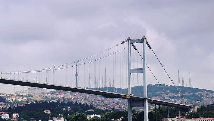 나무 바다 여행 자동차 하늘 이스탄불 동양인 사람없음 건물 초록색 파란색 빛 검은색 궁전 역사 중앙 연결 큼 대륙 공학 칠면조 건너기 구름다리 철강 통근 4K MOV 튀르키예 해외동영상 클립영상 식물 건축물 교육 아시아 육상교통 컬러 고건축 모션 조류 인종 다리 크기 출근 동영상 가교 파일형식