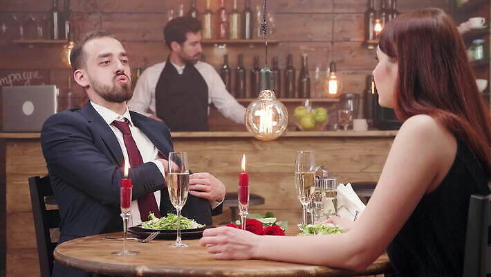 라이프스타일 커플 기념일 행복 결혼 데이트 관계 유리 탁자 결혼식 함께함 대화 사랑 미소 사람 앉기 식당 식사 저녁식사 낭만 축하 반지 잡기 날짜 고급 우아함 야간 결합 유혹 다이아몬드 카페테리아 제안 4K MOV 해외동영상 클립영상 자연요소 감정 가구 컨셉 장신구 모션 재질 표정 말하기 이벤트 생활 상점 보석 동영상 파일형식