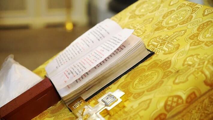 전통 기독교 종교 결혼 십자가 실내 사람없음 내부 책 독서 뷰티 성당 교회 믿음 성경 기도 축하 예수 축복 성직자 러시아 신성 덩어리 러시아인 복음 성찬식 성체 세례 장례식 제단 MOV 해외동영상 클립영상 서양인 감정 유럽 컨셉 종교용품 종교건축 이벤트 건물 신_종교 동영상 파일형식