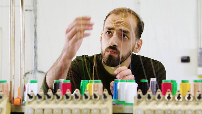 디자인 옷 산업 선 비즈니스 공장 내부 두명 디지털 기계 장비 공구 직물 면 업무 바늘 작업실 실 닫기 제조 바느질 천 묘사 실타래 자수 방법 4K MOV 해외동영상 클립영상 공업 모션 사람 도구 작업 동영상 파일형식