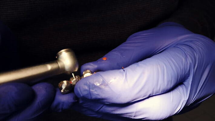 직업 손 왕관 건강 치과 병원 치료 약 건강관리 장비 의사 공구 도자기 입 막대기 실험실 치아 준비 치과의사 예방 턱 틀니 순서 돌봄 백자 보철 복원 인공 치아교정 4K MOV 해외동영상 클립영상 의학 모션 실험 관리 신체부위 의료진 도구 소화기관 교정 동영상 파일형식