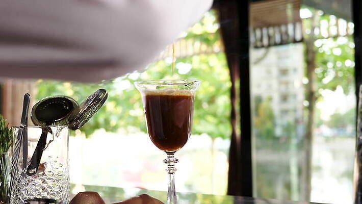 직업 라이프스타일 손 남자 커피 음료 비즈니스 유리 주류 사람 사람없음 물 파티 식당 얼음 축하 알코올 업무 칵테일 바 붓기 우아함 야간 계산대 클럽 준비 상쾌 만들기 바텐더 보드카 섞기 토닉 유흥 셰이커 4K MOV 해외동영상 클립영상 자연요소 감정 컨셉 모션 재질 이벤트 생활 신체부위 상점 작업 동영상 파일형식