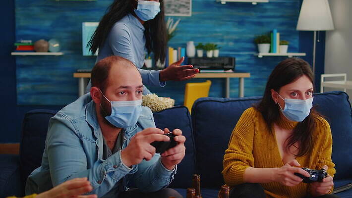 응시 모션 놀이 주택 맥주 가면 마스크 친구 소파 글로벌 경쟁 펼침 게임 축하 우승 그룹 바이러스 흥분 번짐 팝콘 다인종 조이스틱 동영상 위로 혁명 관리자 비명 섞기 소셜 승자 필승 코로나바이러스 뉴노멀 4K MOV 해외동영상 클립영상 시선 감정 컨셉 의자 관계 주류 인종 건물 경제 최고 게임기 파일형식 효과