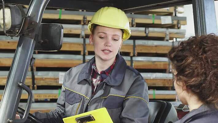 직업 여자 산업 유니폼 회사 비즈니스 통신 공장 노동자 함께함 두명 운전 화물 작업 기술자 운전사 배달원 주식 종업원 창고 동료 무역 수납 짐차 지게차 물류 짐싸기 경영 분배 운영자 자동화 공급 4K MOV 해외동영상 클립영상 옷 컨셉 공업 관계 모션 자동차 사람 금융 운송업 중장비 동영상 파일형식