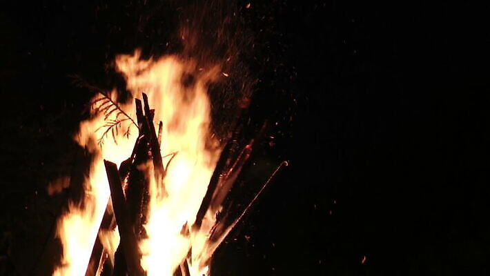 컬러 백그라운드 패턴 자연 추상 휴가 불꽃 그림자 미술 사람없음 야외 목재 빨간색 여름 빛 태양 노란색 쌓기 검은색 어둠 캠핑 에너지 축하 뜨거움 연기 야간 저녁 신비 장작 모닥불 질감 공상 마법 내추럴 연소 엘리먼트 옛날 화상 MOV 해외동영상 클립영상 자연요소 나무 계절 컨셉 무늬 재료 모션 불 레저 문화예술 상처 생태계 동영상 파일형식