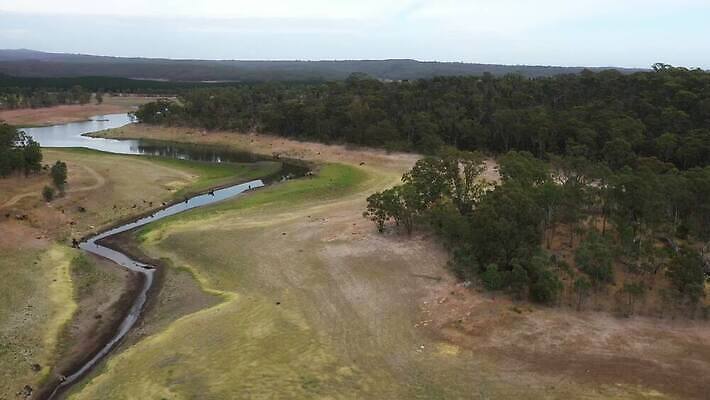 나무 구름 호수 여행 잎 농업 자연 하늘 건조 안테나 풍경 사람없음 야외 초록색 물 파란색 강 농장 갈색 환경 저수지 개울 호주 숲 댐 언덕 가뭄 드론 밭일 4K MP4 해외동영상 클립영상 자연요소 식물 공공시설 산업 컬러 통신 날씨 오세아니아 생태계 동영상 파일형식