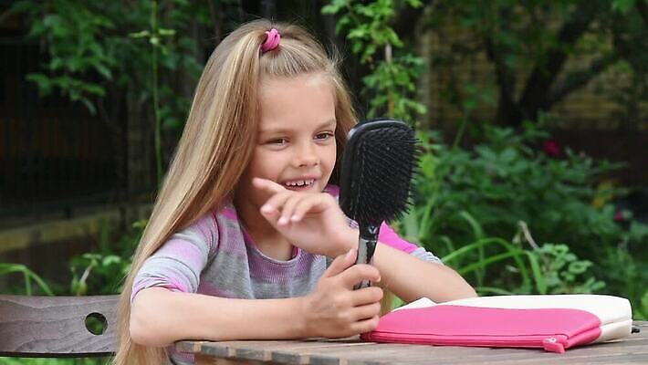 응시 행복 감정 유럽 얼굴 어린이 탁자 아침 거리 미소 웃음 앉기 기쁨 거울 머리빗 결과 꼬리 스타일리스트 엮은 장식술 MOV 해외동영상 클립영상 주간 시선 나라 가구 컨셉 모션 표정 사람 신체부위 장식 미용용품 동영상 파일형식