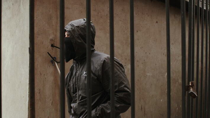 남자 감정 무기 거리 가면 한명 사람 야외 건물 울타리 검은색 스트레칭 힘 덮개 분노 도시 폭력 기다림 범죄 그릴 위험 공격 박쥐 깡패 나쁜 공격적 4K MOV 해외동영상 클립영상 1 건축물 컬러 컨셉 포유류 모션 주방용품 담장 운동 뚜껑 사회이슈 동영상 파일형식