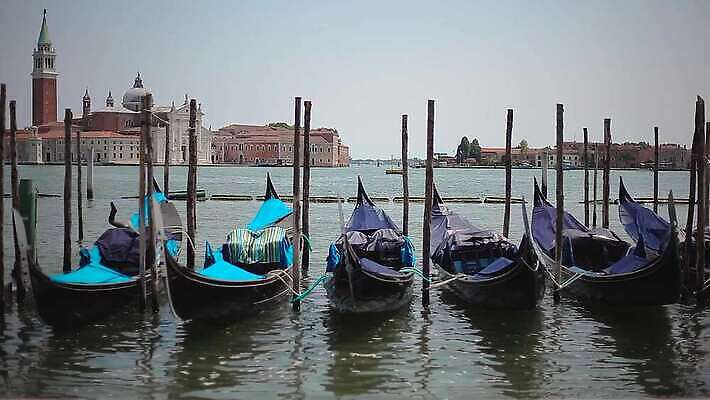 유럽 여행 건축양식 교통시설 휴가 사람 풍경 사람없음 건물 물 관광지 강 도시풍경 성당 교회 여행객 이탈리아 낭만 도시 보트 역사 곤돌라 이탈리아문화 광장 운하 베네치아 구시가지 랜드마크 르네상스 명승지 옛날 4K MP4 해외동영상 클립영상 자연요소 건축물 건축 나라 교통 컨셉 종교건축 배 시설 동영상 유럽문화 선박 파일형식