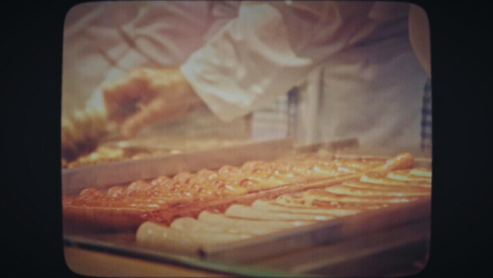 전통 음식 여행 크리스마스 독일 육류 요리 여행객 수확 소시지 시장 그릴 바비큐 굽기 필름 복고 뮌헨 옛날 MOV 해외동영상 클립영상 기념일 유럽 농업 식재료 주방용품 사람 가공식품 구이 동영상 파일형식