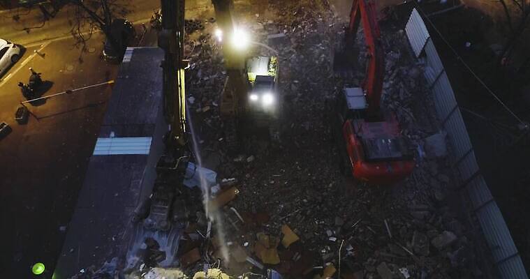 산업 아파트 안테나 사람없음 건물 기계 블록 손상 장비 업무 쓰레기 야간 위험 땅 불도저 굴착기 삽 버리기 기중기 팔 광부 계약자 드론 처리 커터 콘크리트 파멸 무너짐 4K MOV 해외동영상 클립영상 자연요소 직업 건축물 컨셉 통신 모션 주택 신체부위 작업 중장비 계약 동영상 파일형식 소멸