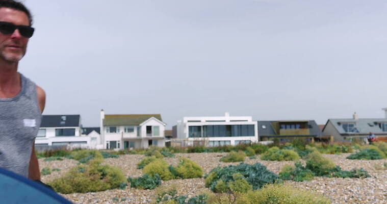 건축양식 영국 주택 한명 야외 건물 선글라스 걷기 서핑보드 서핑 적재 서식스 4K MOV 해외동영상 클립영상 1 건축물 건축 유럽 안경 모션 사람 수상스포츠 보드_스포츠 동영상 파일형식