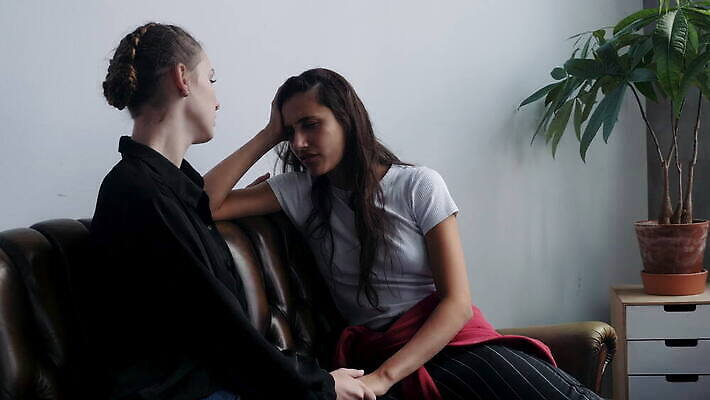 백인 여자 감정 청소년 함께함 실내 두명 친구 소파 뷰티 외침 만지기 슬픔 닫기 격려 돌봄 적자 지원 혼혈 4K MOV 해외동영상 클립영상 서양인 컨셉 의자 관계 모션 사람 내부 소리 다문화 동영상 파일형식