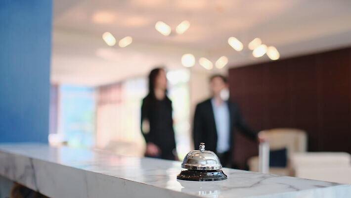 손 여자 여행 컨셉 비즈니스 통신 호텔 휴가 사람 두명 여행객 금속 소리 방 종 긴급 반지 업무 도움 기다림 계산대 도착 고객 책상 서비스 신호 공포 언론 안내원 부름 방문 예약 여관 경보 관리자 접수 체크아웃 체크인 헬프 호스텔 4K MOV 해외동영상 클립영상 직업 가구 장신구 모션 재질 숙소 신체부위 작업 동영상 파일형식