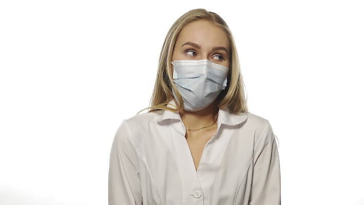 백인 직업 응시 여자 무기 유니폼 청진기 청소년 실내 병원 한명 사람 성인 뷰티 건강관리 간호사 의사 흰색 잡기 실험복 자신감 전문직 자르기 흰배경 외과 고립 부주의 여자만 성인만 4K MOV 해외동영상 클립영상 서양인 1 시선 옷 감정 컬러 백그라운드 의학 의료기기 모션 건강 관리 내부 의료진 가운 동영상 파일형식