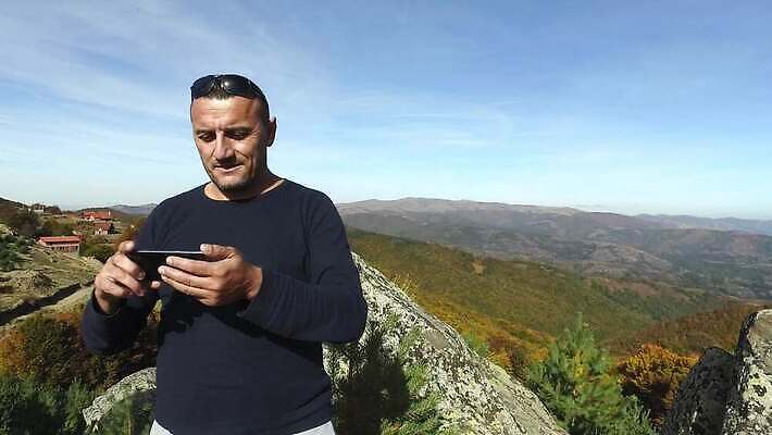 라이프스타일 손 스포츠 여행 겨울 가이드 배낭 자연 산 항해 사람 야외 스마트폰 여행객 트래킹 하이킹 추위 탐험 기구 잡기 숲 방향 스마트 배낭여행 위치 네비게이션 GPS 루트 선로 원정 절정 하이커 생존 항해사 4K MP4 해외동영상 클립영상 직업 계절 컨셉 배_교통 가방 모션 레저 생활 신체부위 핸드폰 스마트기기 생태계 동영상 파일형식