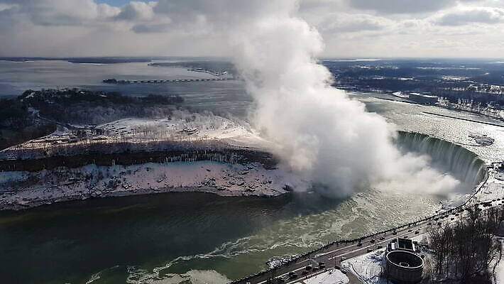 공원 호수 여행 무지개 캐나다 겨울 자연 하늘 휴가 사람없음 야외 초록색 물 강 여행객 얼음 미국 힘 폭포 젖음 흐름 추위 흰색 개울 호기심 분무기 나이아가라 내추럴 랜드마크 편자 MOV 해외동영상 클립영상 자연요소 계절 공공시설 감정 컬러 컨셉 북아메리카 사람 생태계 동영상 말발굽 파일형식