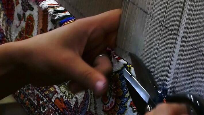 전통 손 디자인 여자 산업 아시아 문화 밧줄 줄 손가락 공장 기술 미술 동양인 장식 컬러풀 유행 카펫 공구 직물 면 업무 조직 실 제조 실크 자르기 천 질감 섬유 동쪽 장인 짜임 수공예 양모 옛날 짜기 핸드메이드 MP4 해외동영상 클립영상 나라 컬러 공업 모션 문화예술 사람 인종 신체부위 도구 작업 공예 방향 동영상 파일형식