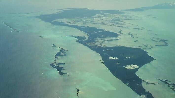 계절 섬 교통시설 자연 하늘 날씨 비행기 안테나 사람없음 파란색 햇빛 환경 맑음 비행 분위기 주식 고도 항공 상업 동영상 대서양 정의 고립 바하마 터키석 HD MP4 해외동영상 클립영상 바다 컬러 교통 컨셉 통신 항공교통 대중교통 금융 태양 보석 시설 생태계 파일형식