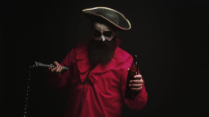 옷 남자 백그라운드 휴가 전등 수염 맥주 성인 파티 검은색 할로윈 고리 야간 위험 무서움 만취 변장 해적 호러 4K MOV 해외동영상 클립영상 자연요소 감정 컬러 컨셉 조명 주류 사람 이벤트 도둑 공포 동영상 술취함 파일형식